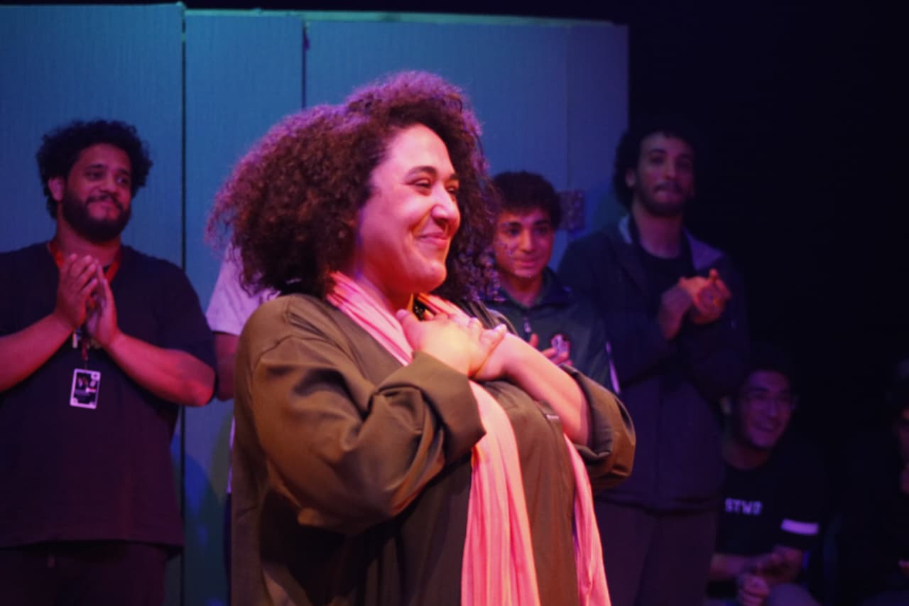 «مَسْكَر»  يفتتح عروض الدورة السابعة لملتقى القاهرة الدُّوَليّ للمسرح الجامعي على مسرح الهناجر